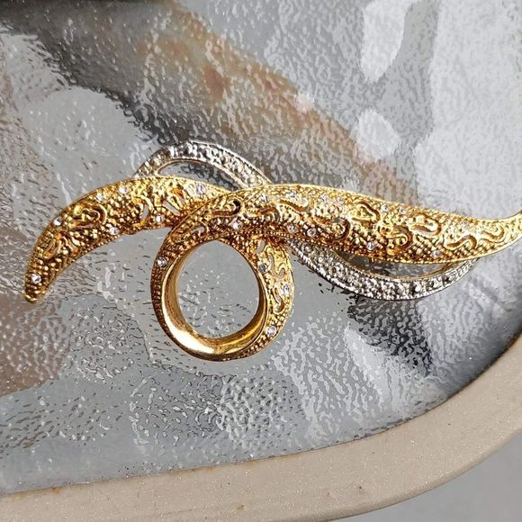 Avon Two Tone Silver and Gold Ribbon  Brooch Signed - Picture 1 of 2